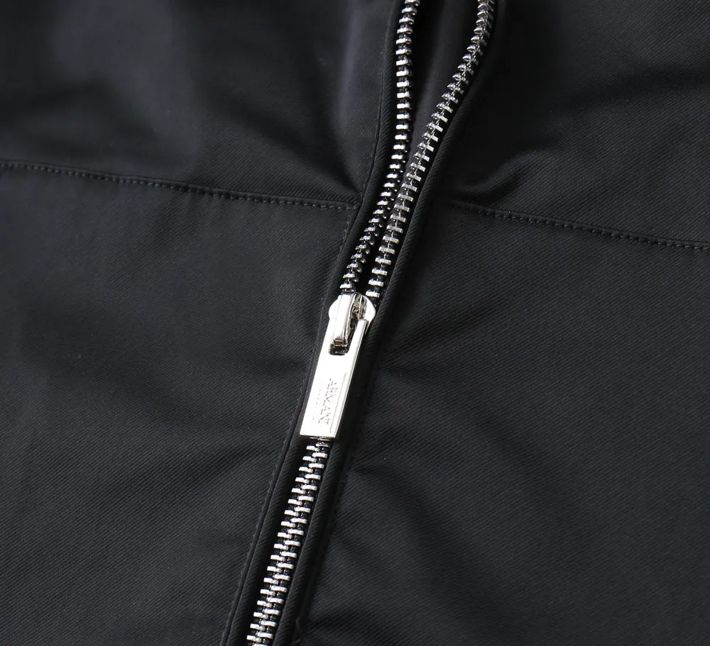 Armani official website Same Style, complete with three labels, on sale in advance. 2026 Autumn and Winter New Arrival men's jacket, Original with complete three labels, Premium version. Custom-made fabrics at the counter. Breathable, high comfort, impeccable details, brand element design concept, reflecting high quality. It feels delicate and soft, presents a casual cut, and has a great upper body shape. Sizes: M～3XL,